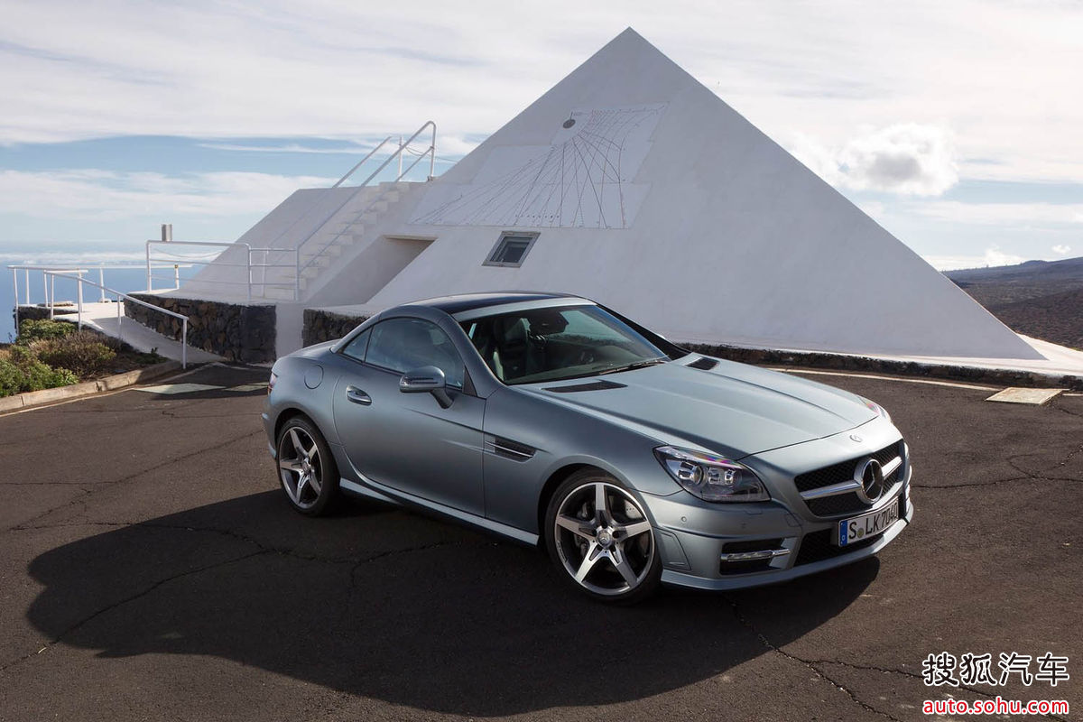 p>奔驰slk是全球首款大批量生产的硬顶敞篷 a href="#" data-lemmaid