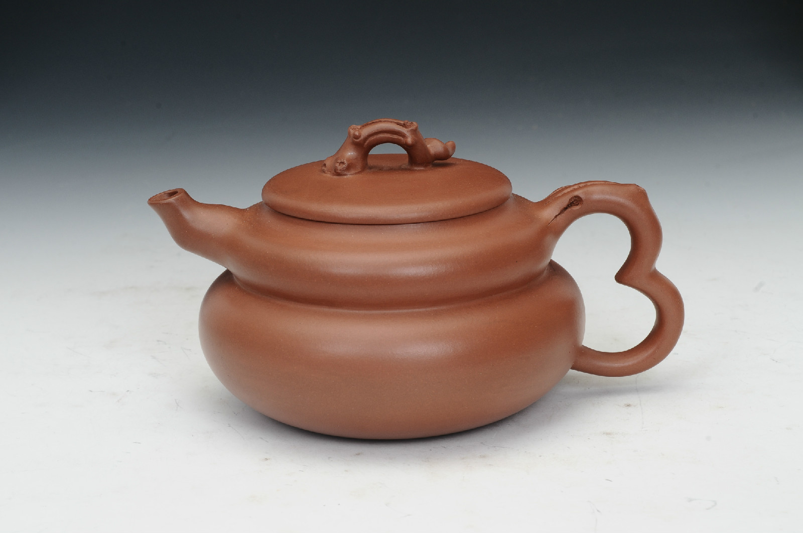  p>范丽静,国家工艺美术师,优秀青年陶艺家,范家壶庄成员,龙德堂艺术