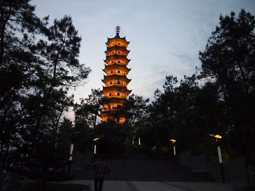 target="_blank" href="/item/兰溪">兰溪 /a>市城区西南,由兰荫山