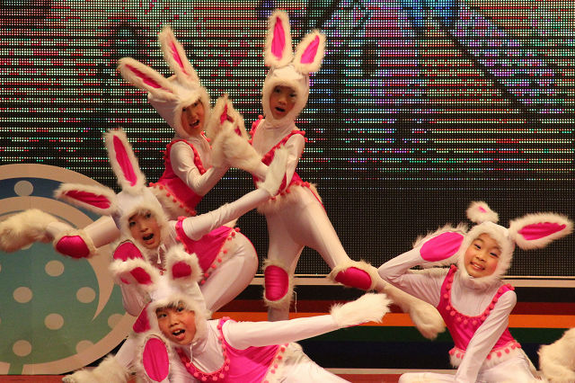 狭义兔子舞是指一种广场的集体舞蹈,在跳舞时播放《 a target="_blank