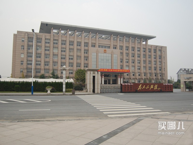 帝景园建筑上力求诠释现代简约的居住理念,建筑布局错落有致,立面线条