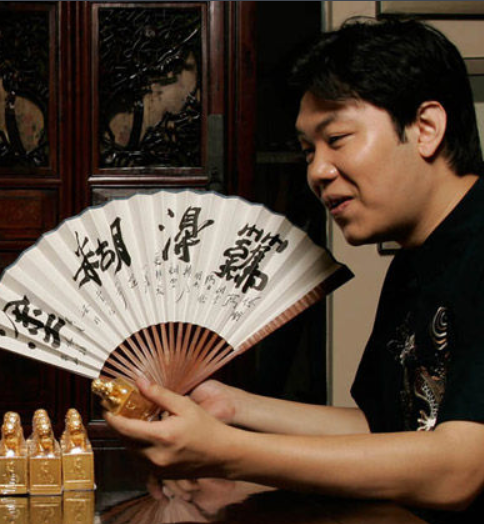 p>梁爽,男,汉族,出生于天津,毕业于南京河海大学,电台主持人,相声演员