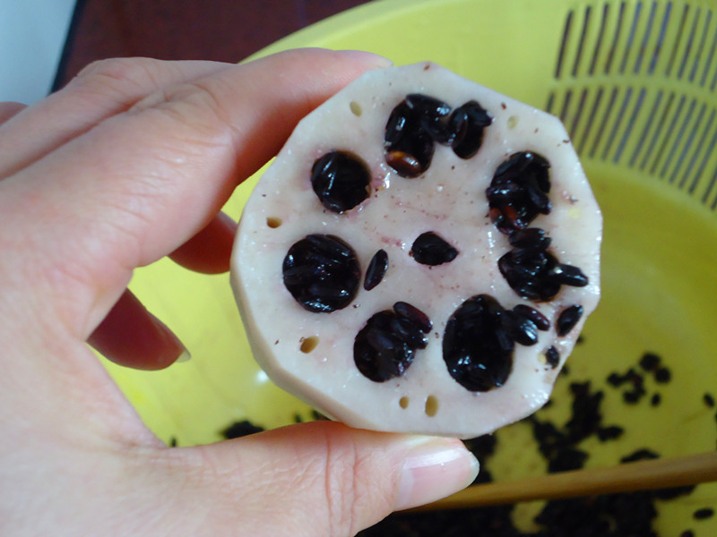  p>黑糯米藕片是一道以莲藕,黑糯米等为主要食材制作的美食. /p>