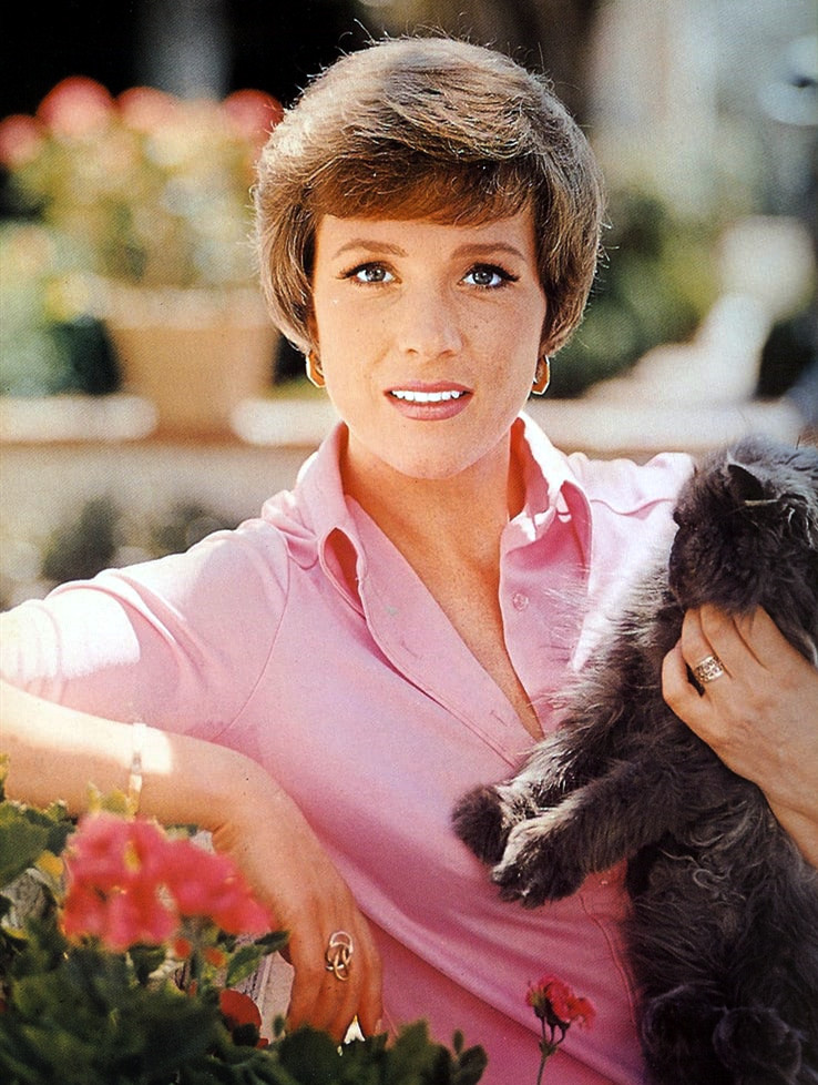  p>朱莉·安德鲁斯(julie andrews),1935年10月1日出生于英国萨里郡