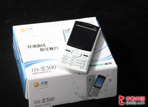海信e300是一款外型非常简约,时尚的手机,它定位的主要人群是初级的3g