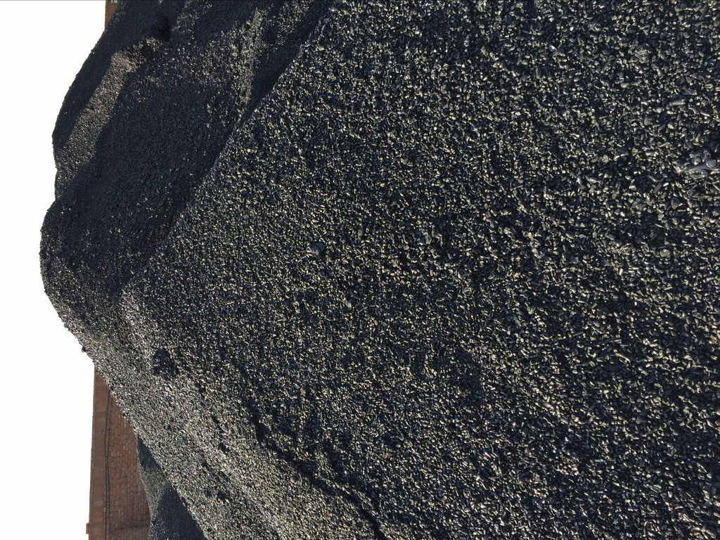  p>软沥青是在表生作用带中轻质成分散失,重质成分被氧化所形成的半