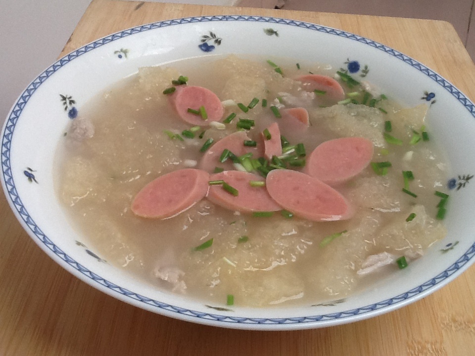  p>肉皮汤是以炸肉皮,猪肉为主料的菜品. /p>