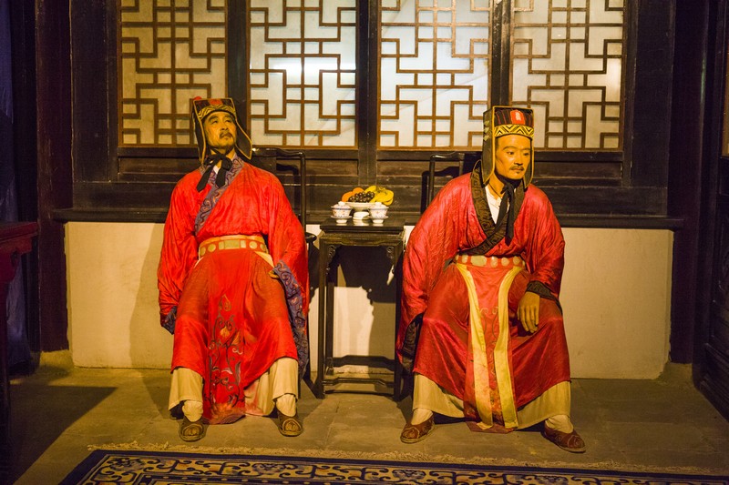  p>北京十三陵明皇蜡像宫(简称明皇宫)于1994年8月开业,是展示中国