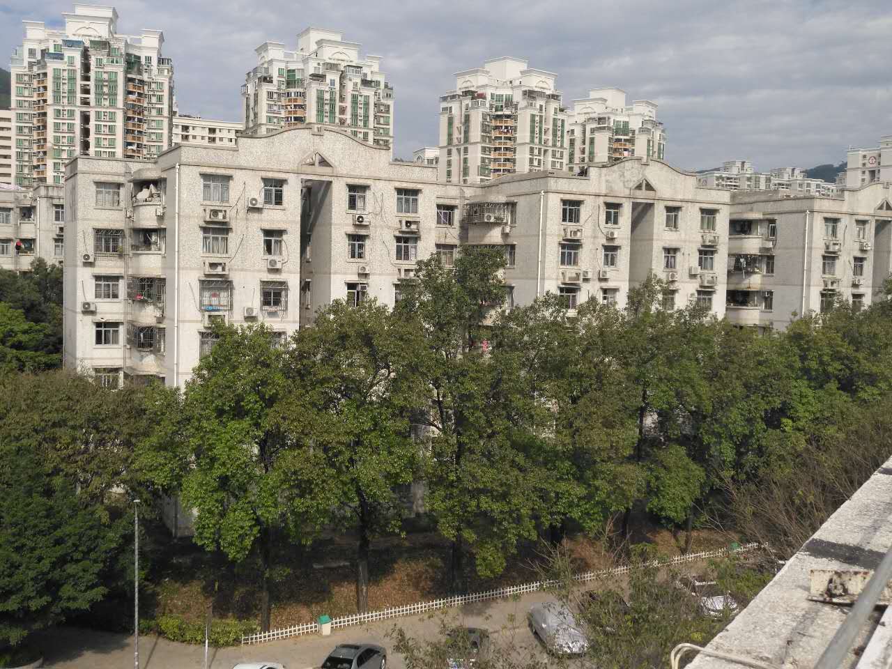 桃源村是位于广东省深圳市南山区龙珠大道的