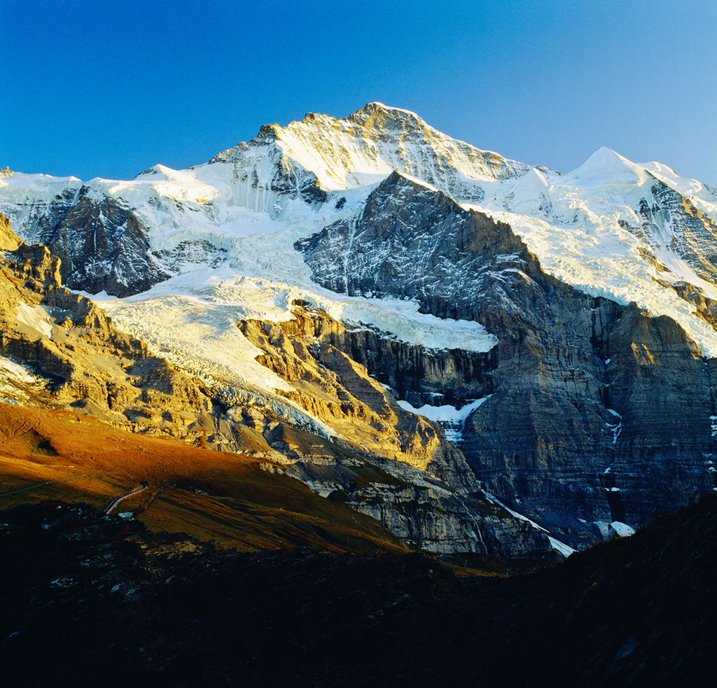  p>少女峰(jungfrau)是位于瑞士伯尔尼高地, a href="#" data-lemmaid