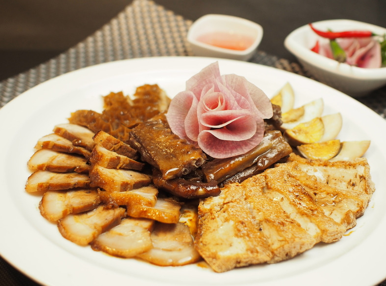 潮州菜的最突出特点,是以烹制海鲜见长,对海鲜的烹调选料考究,制作