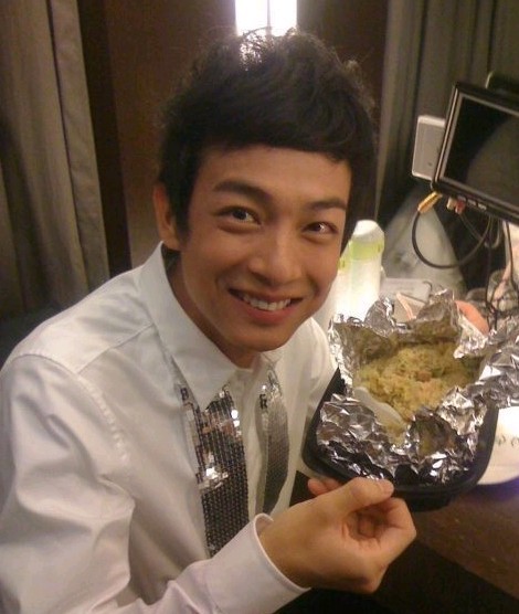  p>梁竞徽 i>(oscar leung) /i>,原名梁烈唯,1979年3月26日生于中国