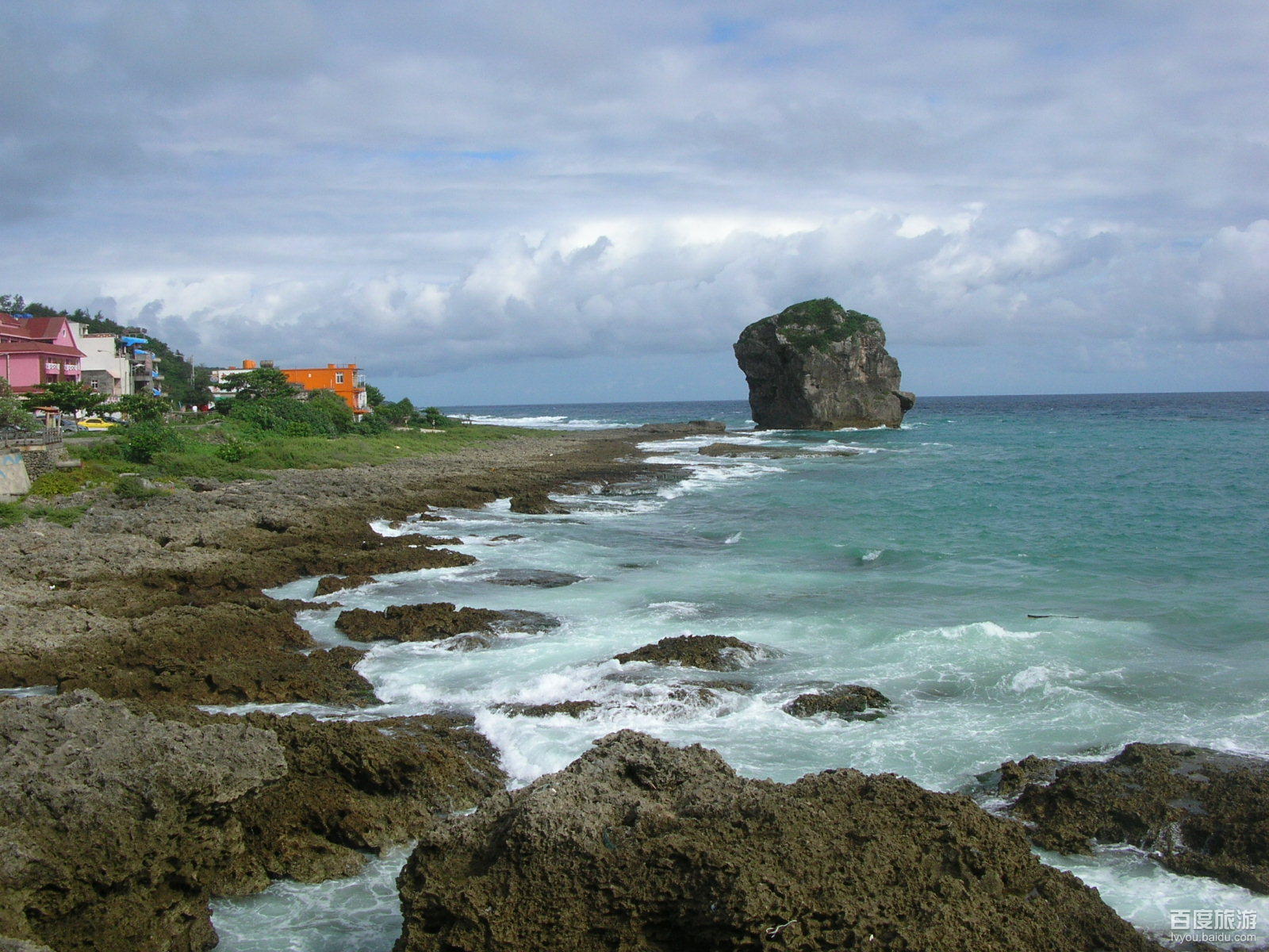  p>船帆石位于垦丁与鹅銮鼻之间,由于其形状似一艘进港的船只,故而得