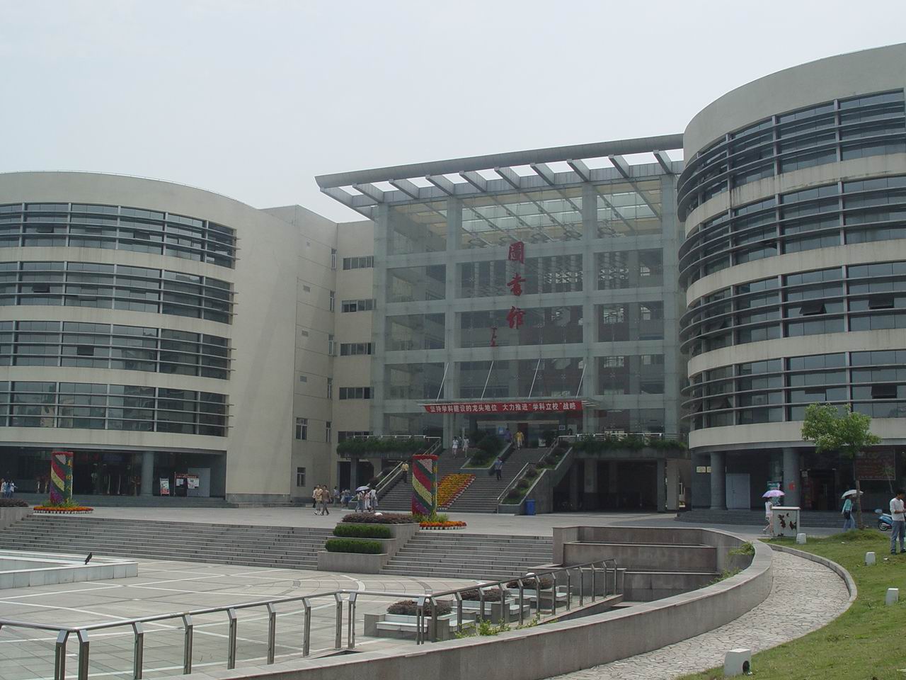  /a>(宜昌)和原湖北三峡学院两校综合档案室基础上成立三峡大学档案馆