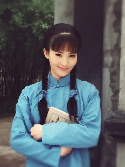  p>金晨,1990年9月5日出生于山东省济南市,毕业于北京舞蹈学院民族舞