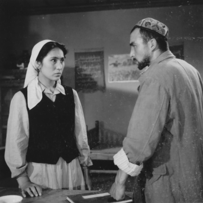 主要剧情为:绿洲合作社妇女队长阿依木罕工作非常积极,而她的公公和她