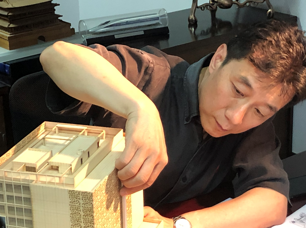 中国工程院院士,全国工程勘察设计大师,梁思成建筑奖获得者,国家一级