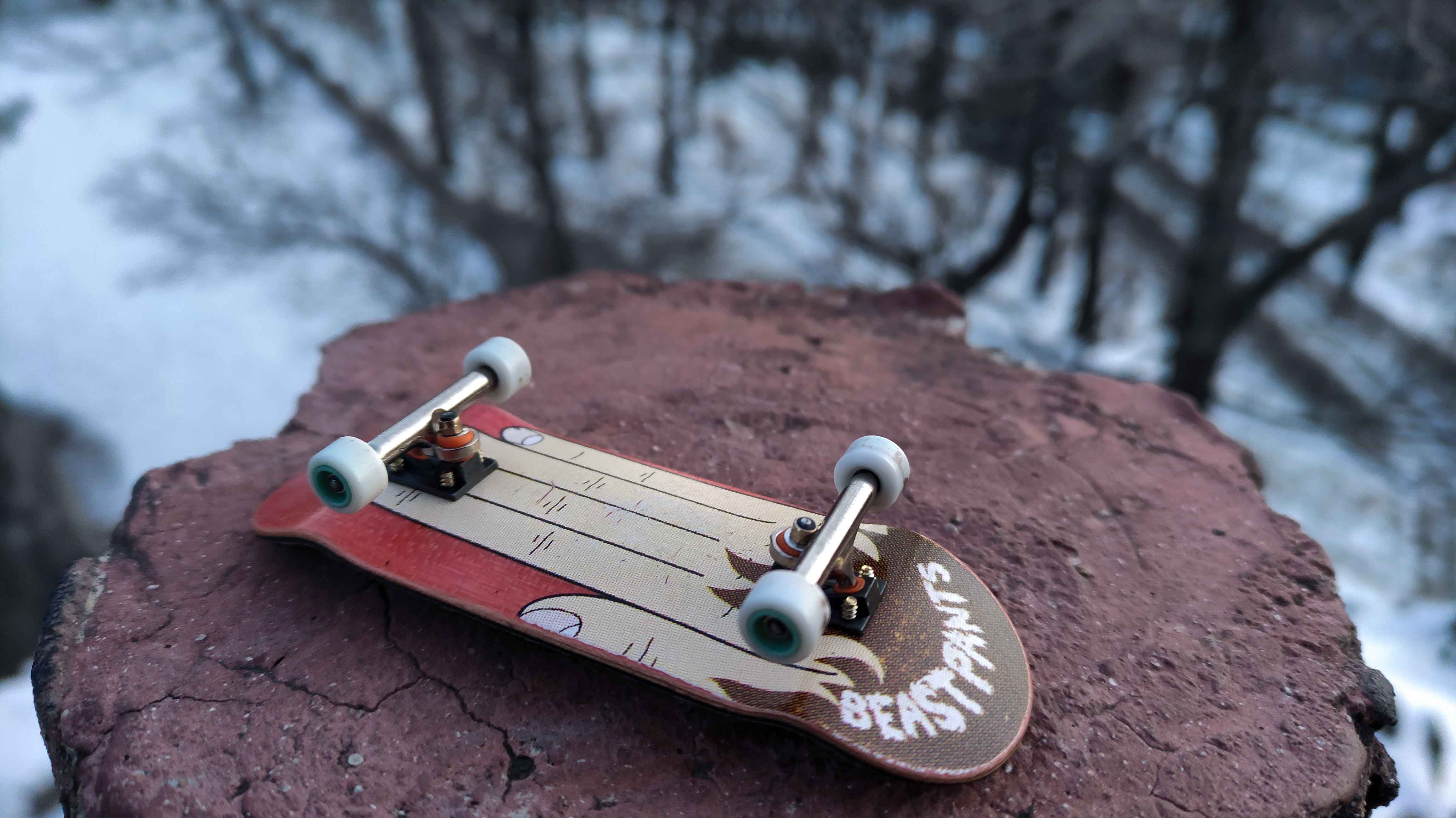  p>手指滑板(finger skate boarding,简称fsb)简称指板,是一项新兴的