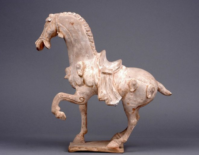  p>唐陶舞马陶俑是唐代时期的文物,现收藏于天水市博物馆. /p>