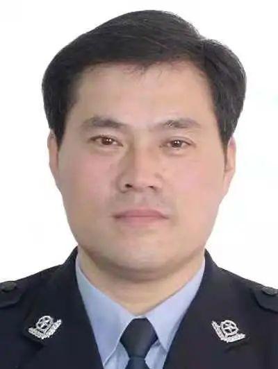 生前为南京市公安局交警支队五大队,担任法制员,二级警长