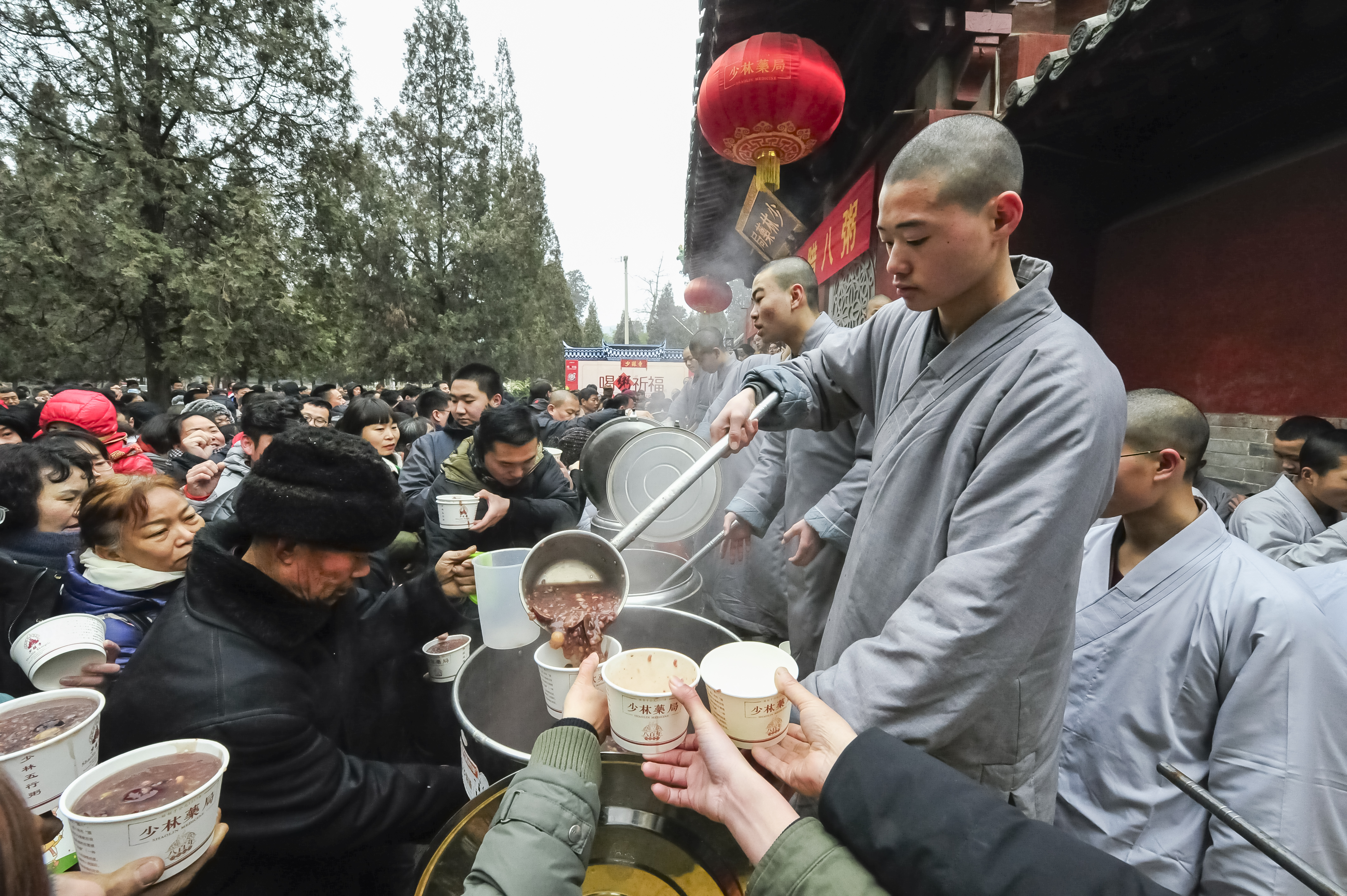 关于僧人超度火车站游客的信息