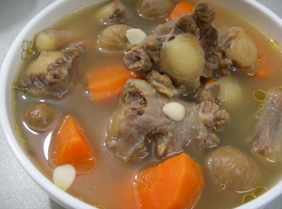  p>黄豆牛尾汤是以牛尾,黄豆为主要食材的一道菜品. /p>