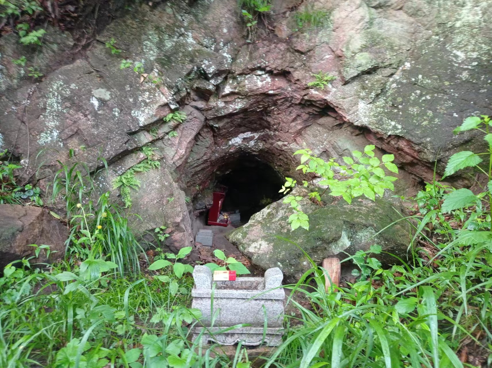 ">松树沟狐仙洞,位于 a target="_blank" href="/item/辽宁省/739981"