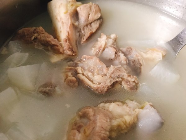  p>棒子骨炖萝卜是一道以猪棒骨为主要食材制作的美食. /p>