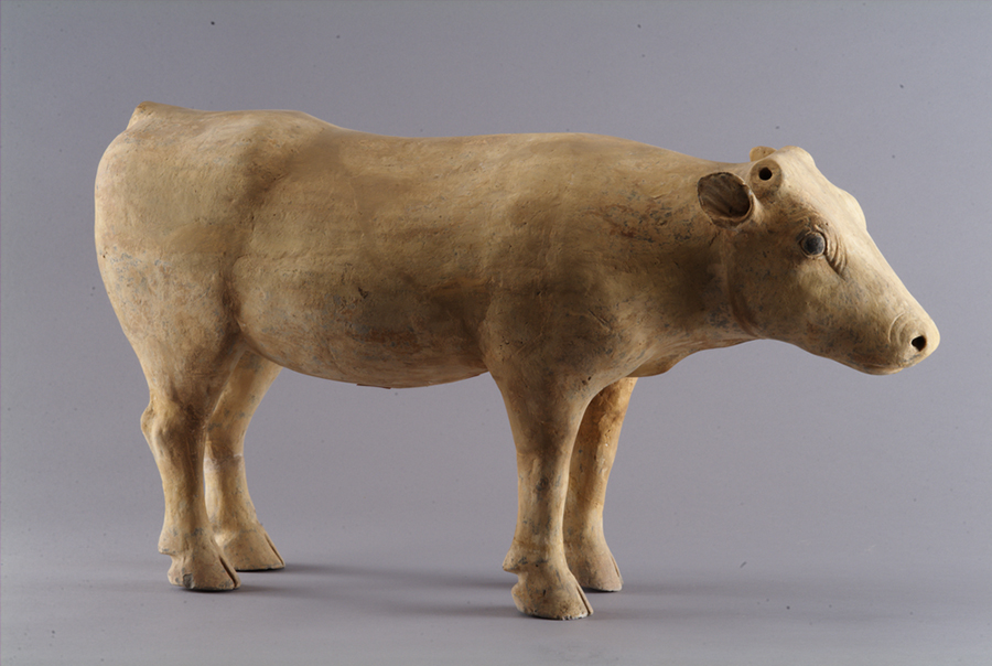 西汉彩绘陶牛