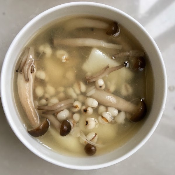  p>鲜蘑山药片汤是由鲜蘑菇,山药等食材做的一道汤. /p>