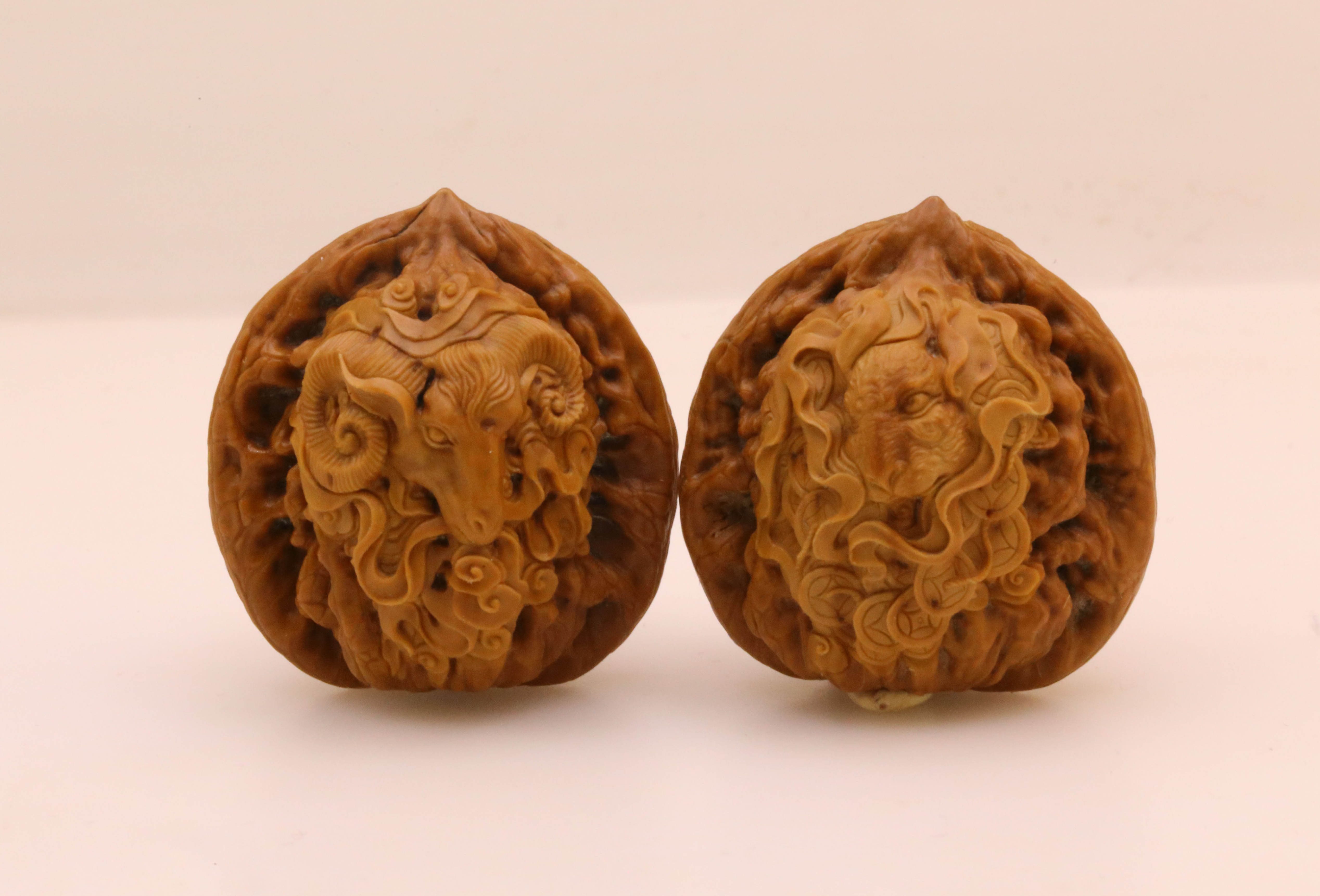 data-id="2jxkahbhlao">方振杰,字:明玄,出生于1974年,京派核桃雕刻师