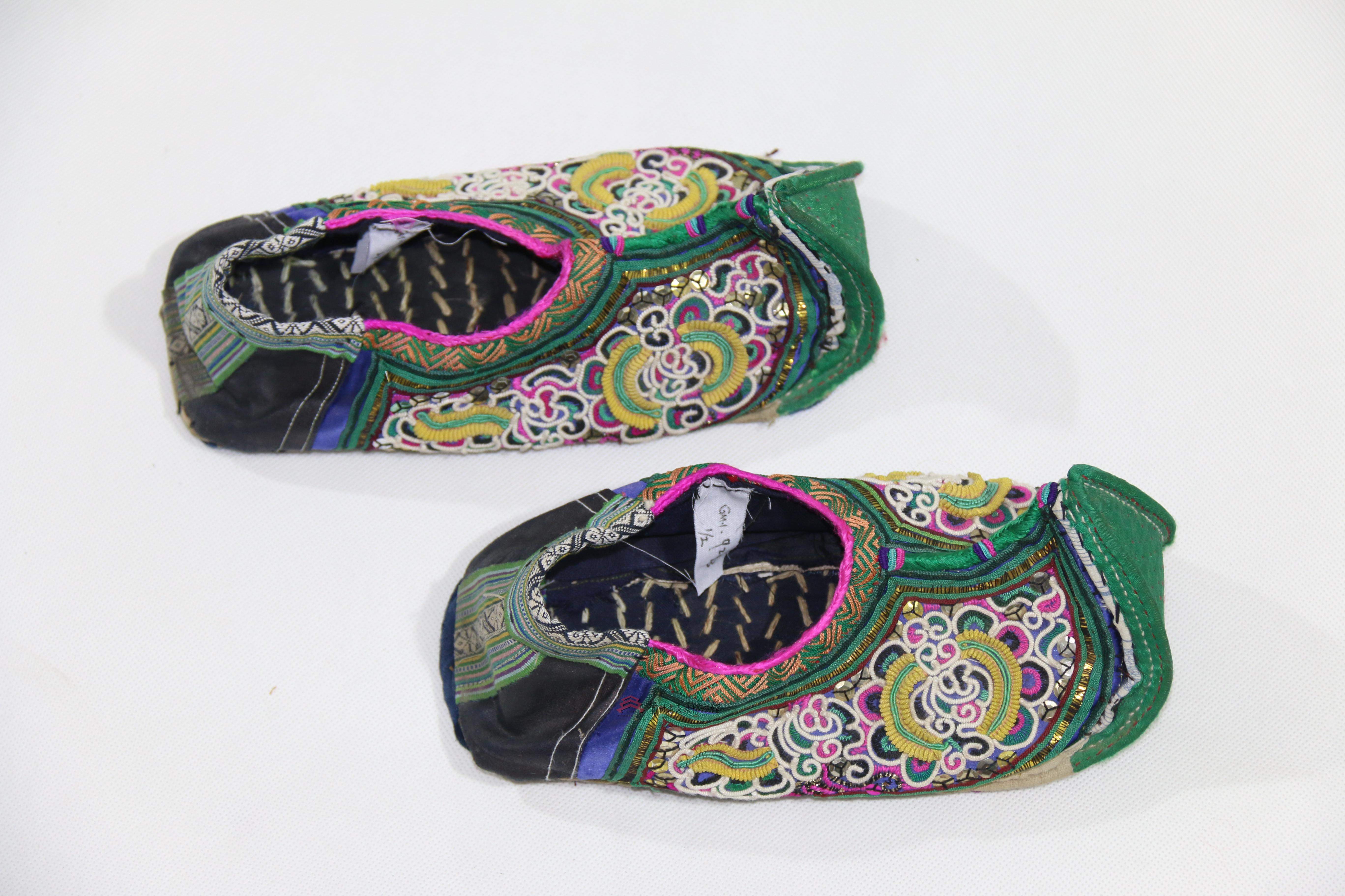 九潮侗族缠绣龙纹翘鼻布鞋