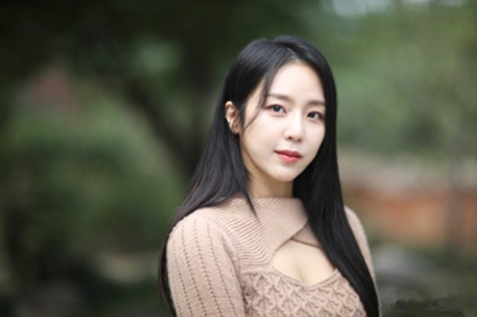 ="gnrztre6r2">金艺媛(         ,kimyewon),1989年12月5日出生于韩国