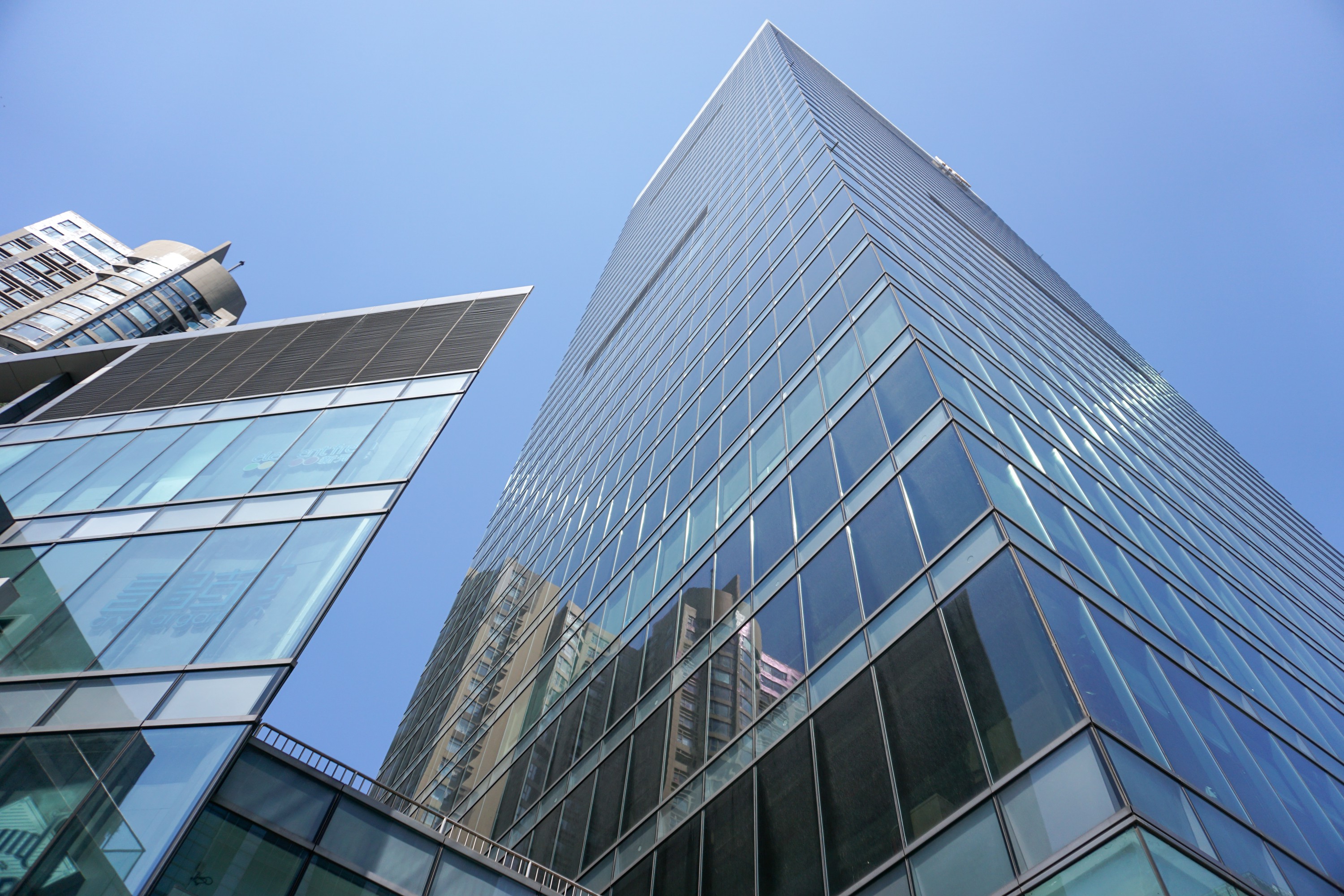  p>上海嘉华中心位于淮海中路近东湖路,处於繁华闹市中的幽静地段.