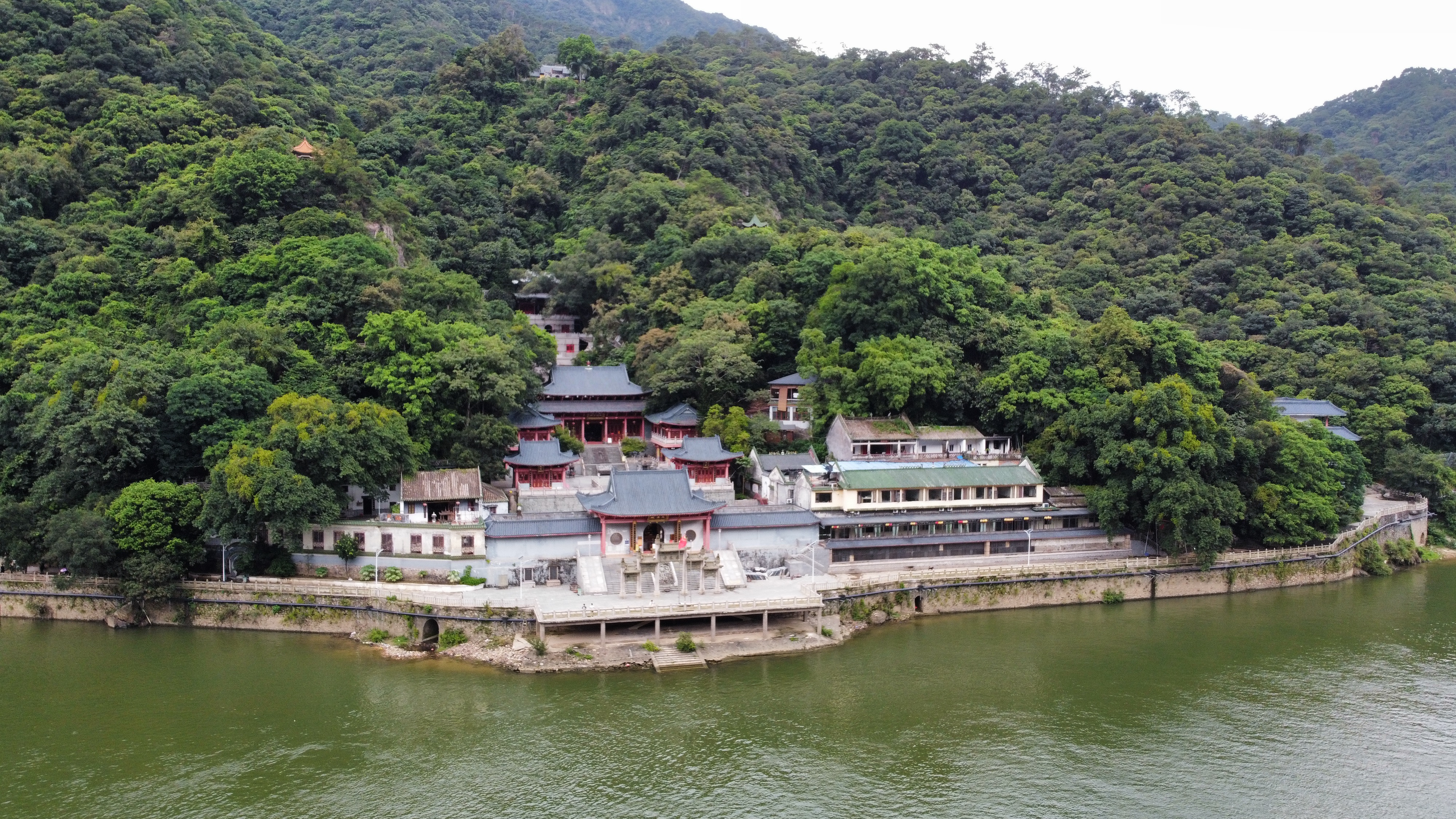  p data-id="gnwqgivnfu">飞来寺位于位于广东省清远市城北23公里的 a