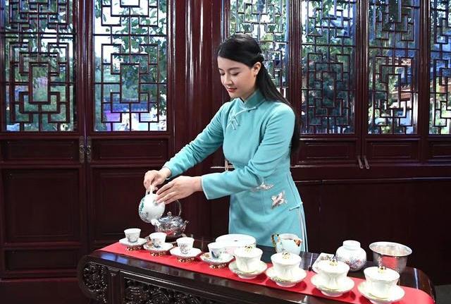 鲍丽丽她先后担任上海世博会茶文化推广大使