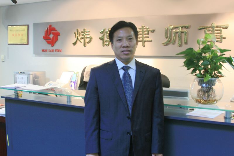  p data-id="gnb8zofdhf">李君律师,男,中共党员,毕业于中国政法大学