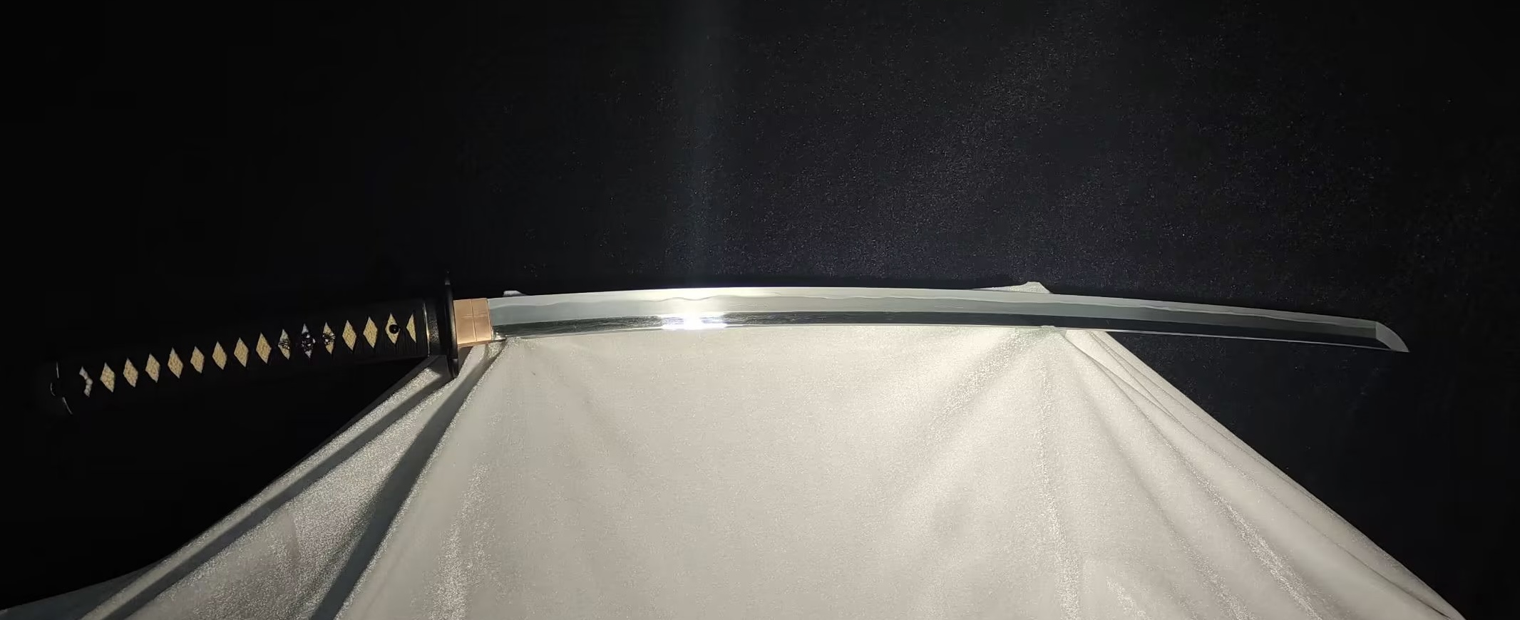  p data-id="gnwjr4wc2d">和泉守兼定:刀,刃长70.6cm.