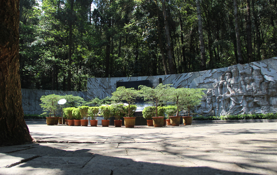 聂耳墓,位于云南省昆明市西山太华寺与龙门