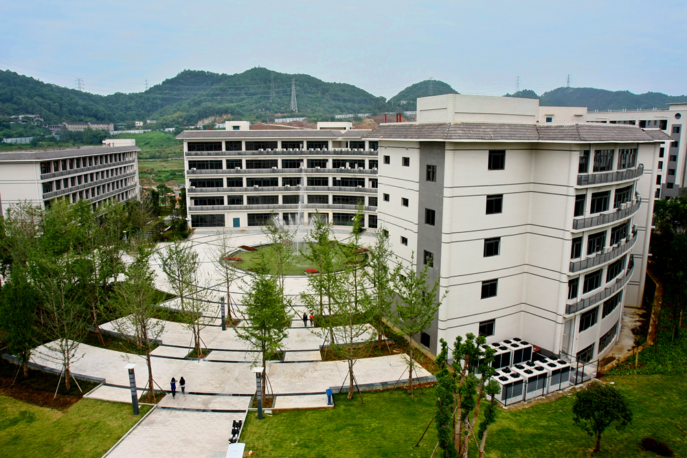 of education,cque)是由重庆市人民政府设立的一所全日制普通高等学校