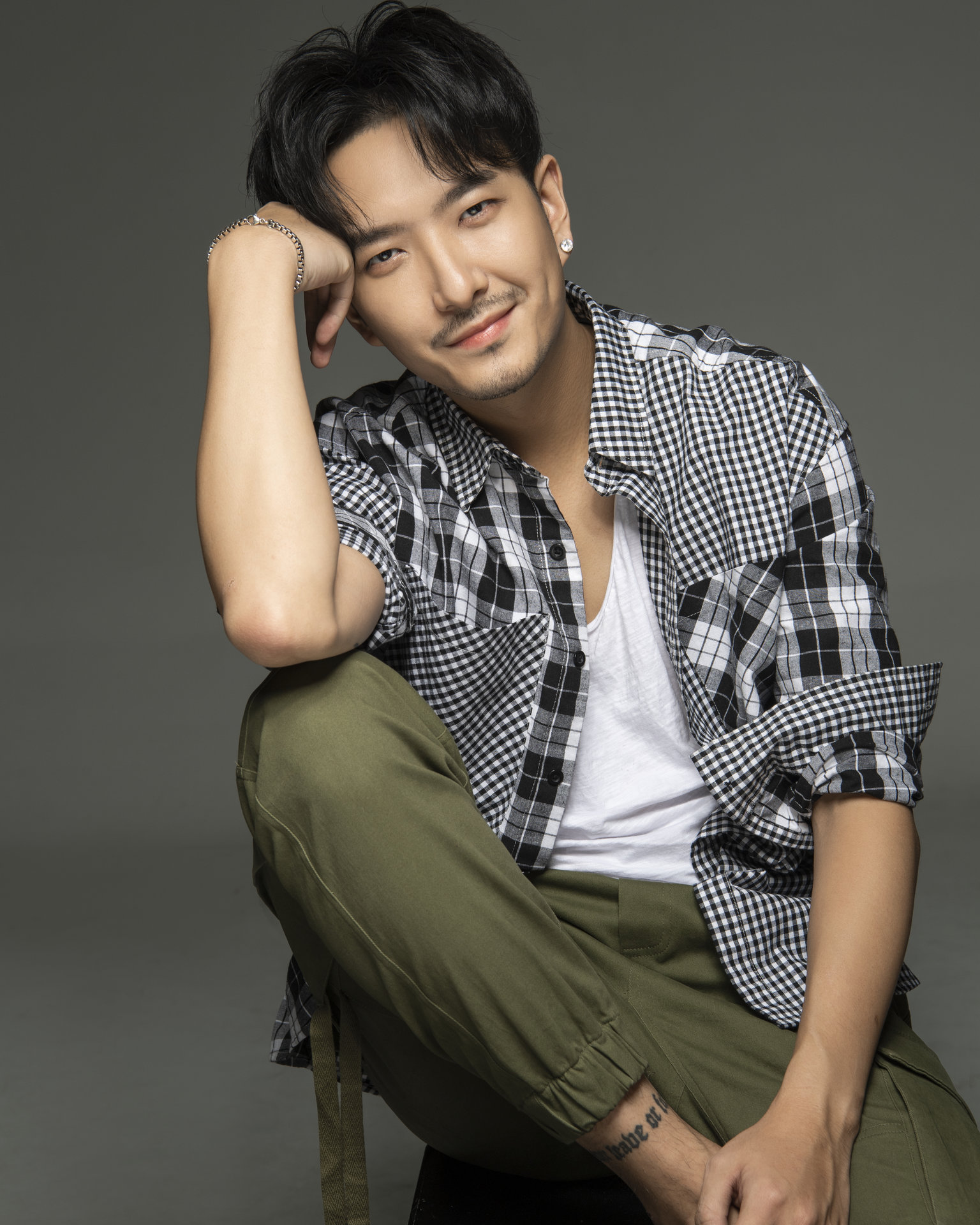 原名陈启杰,1988年7月3日出生于重庆市,中国内地影视男演员,毕业于 a