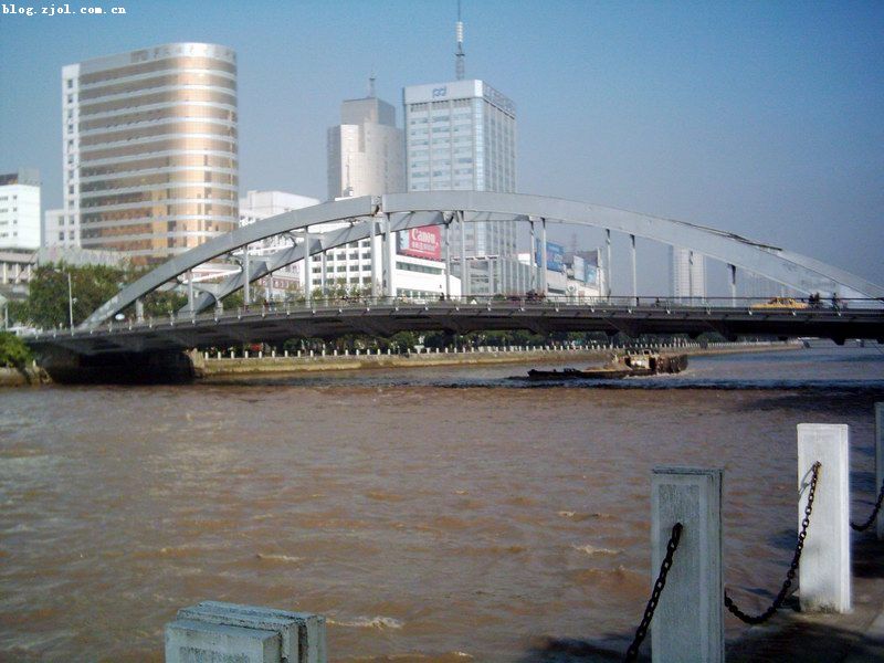 01iame5i">灵桥横跨于 a target="_blank" href="/item/宁波/209476"