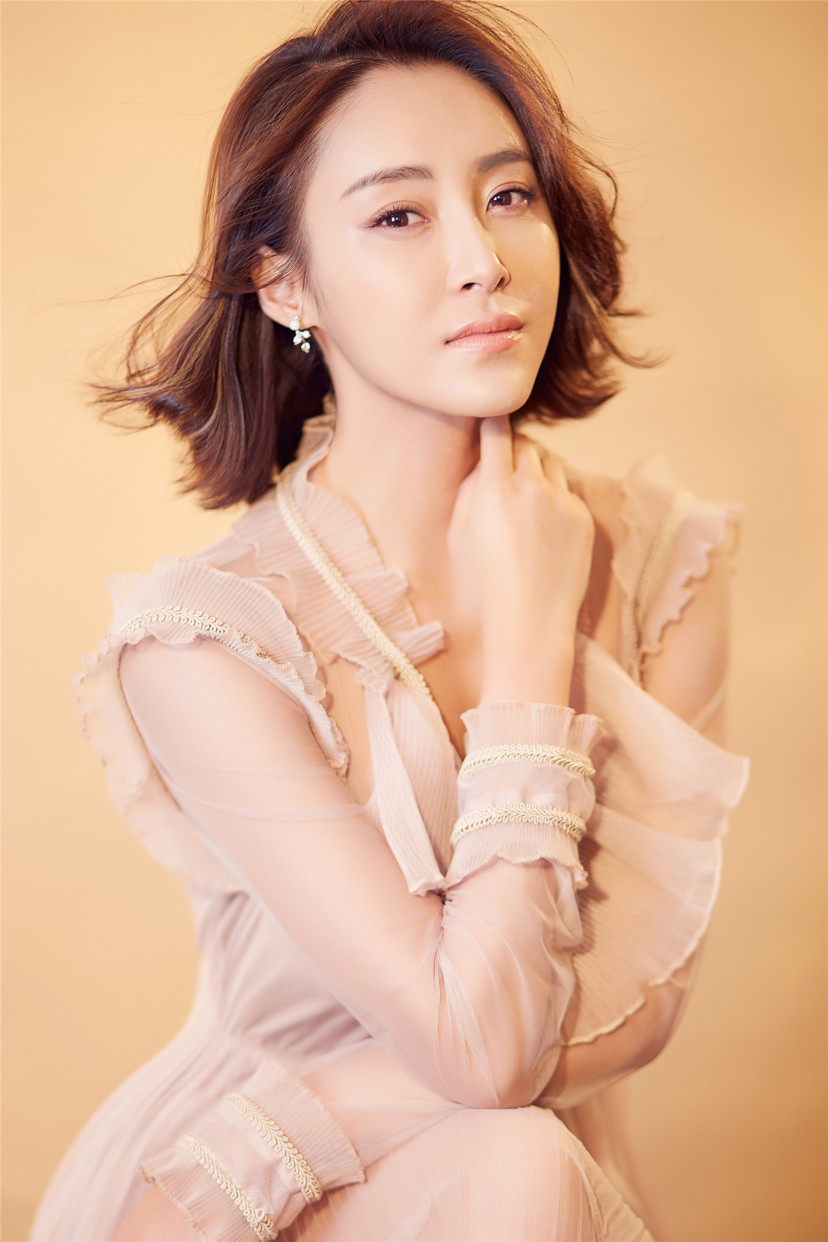 原名王妍,6月30日出生于甘肃省天水市,中国内地女演员,毕业于 a