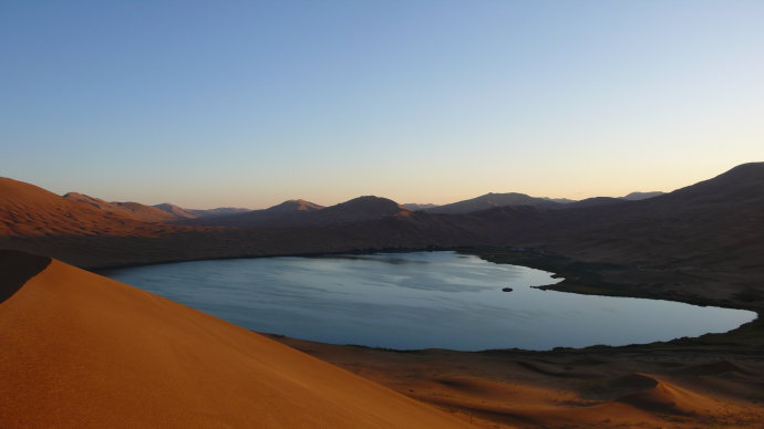 经德国科考人员测量,它是巴丹吉林沙漠湖泊中水位最深,湖水面积最大的