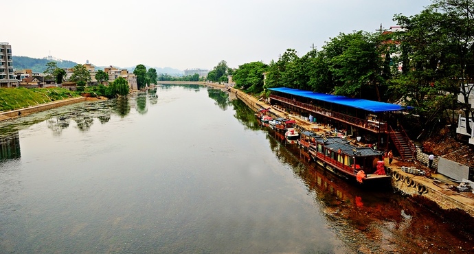 target="_blank" href="/item/惠水">惠水 /a>县涟江公园坐落于惠水县