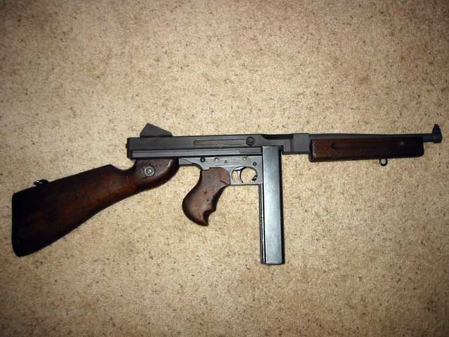 thompson submachinegun,又称:汤姆逊冲锋枪,绰号:tommy gun,译文