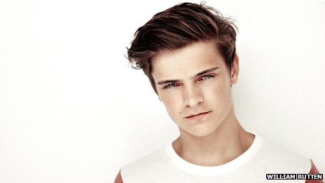  p>马丁·盖瑞斯(martin garrix),原名马亭·杰拉德·嘉伟森(martijn