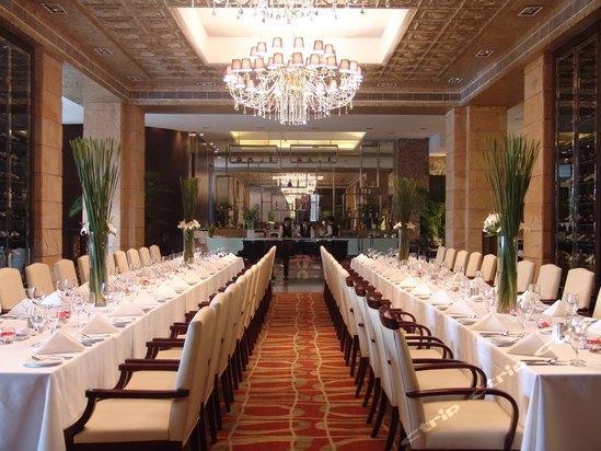 型酒店,位于东莞市莞长公路东侧地段,毗邻大岭山镇行政中心和文化广场