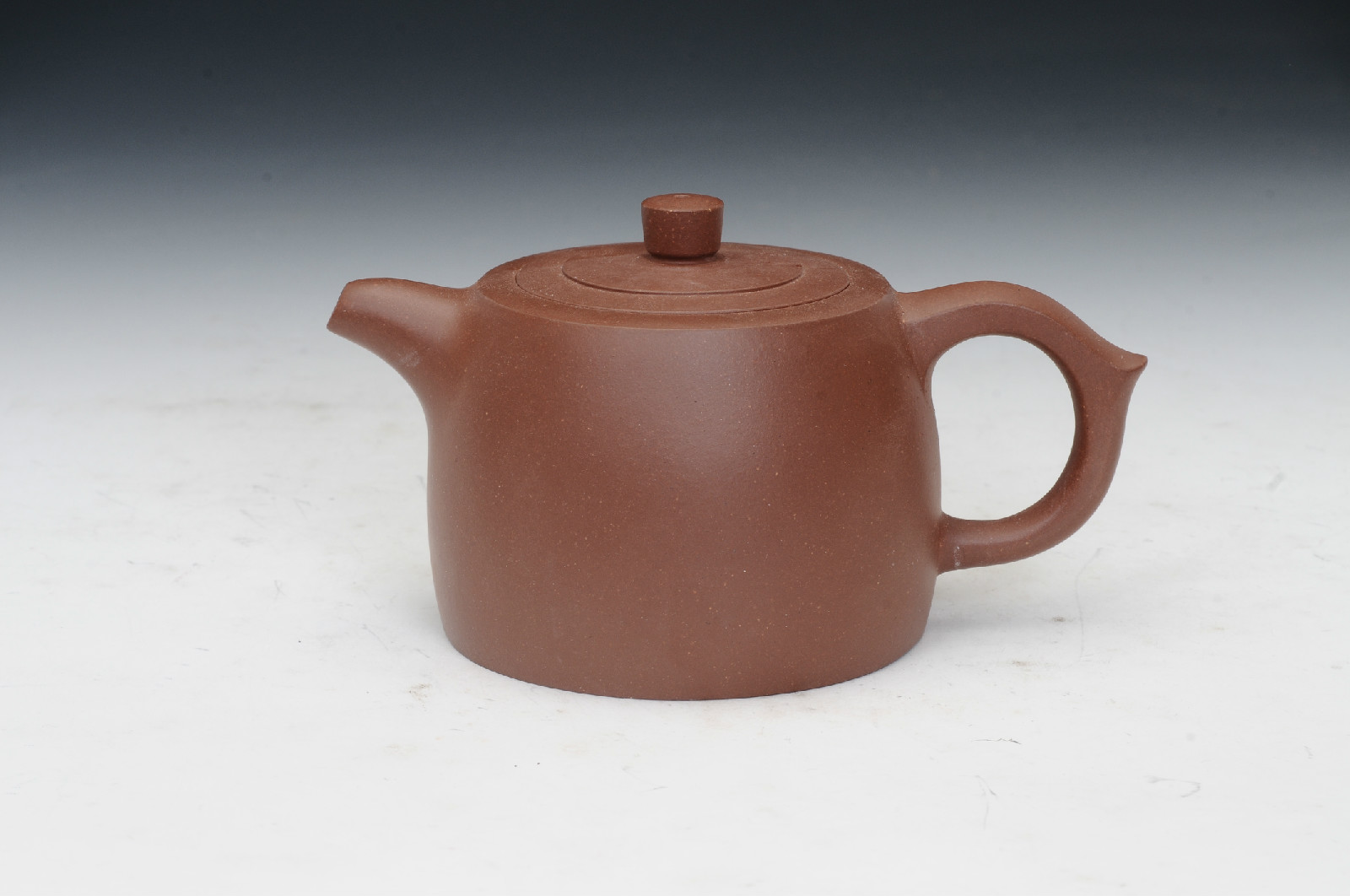  p>范丽静,国家工艺美术师,优秀青年陶艺家,范家壶庄成员,龙德堂艺术