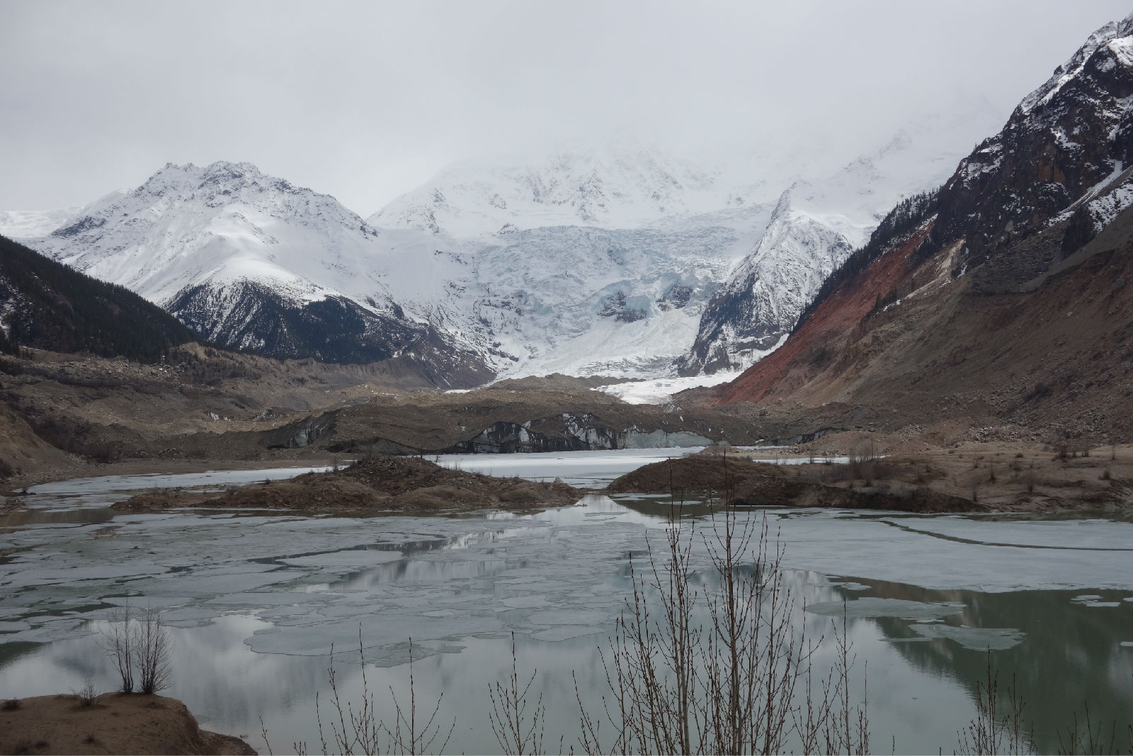  p>米堆冰川在米堆河的上游,米堆河是 a target="_blank" href="/item